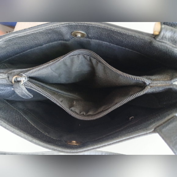 BLACK LEATHER TWO POCKET PURSE - Picture 3 of 6